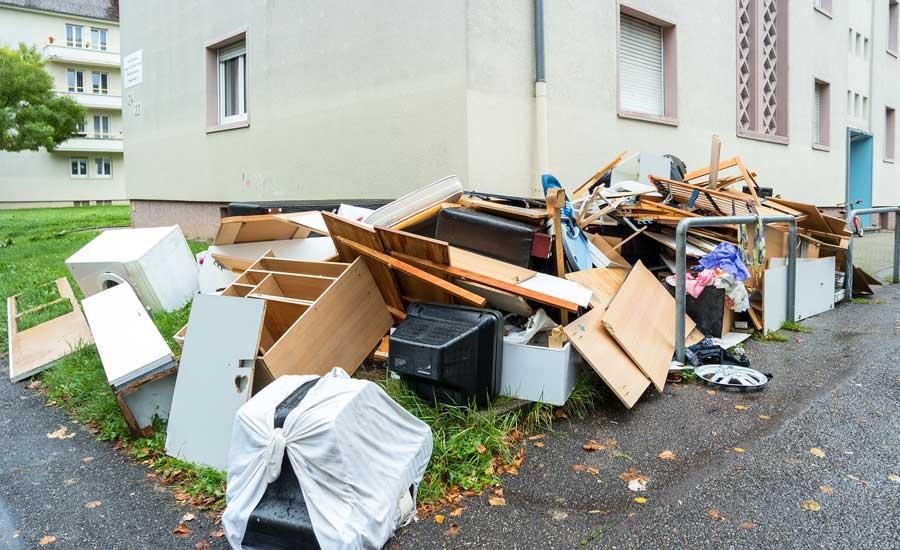 Изхвърляне на битови боклуци, стари мебели - Снимка b_201808142306491341 